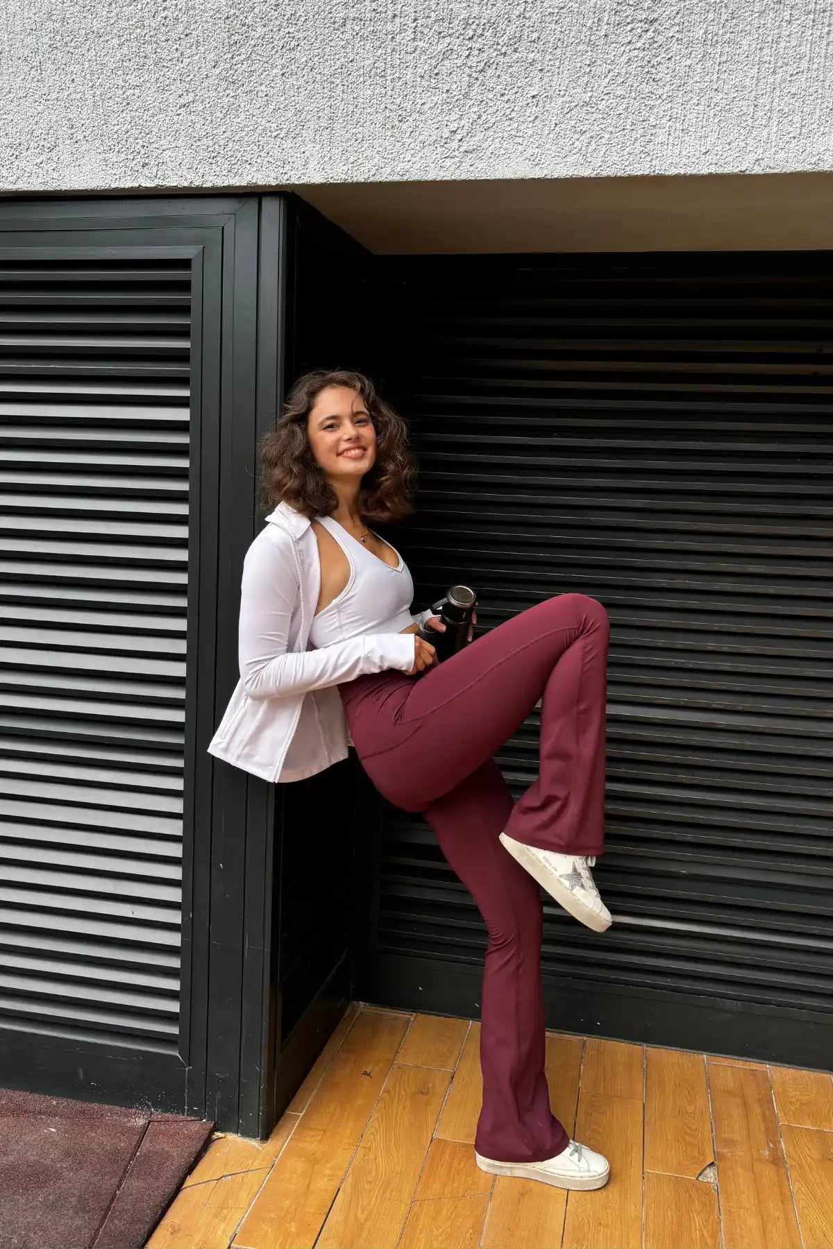 Spor kıyafeti giymiş kadın.